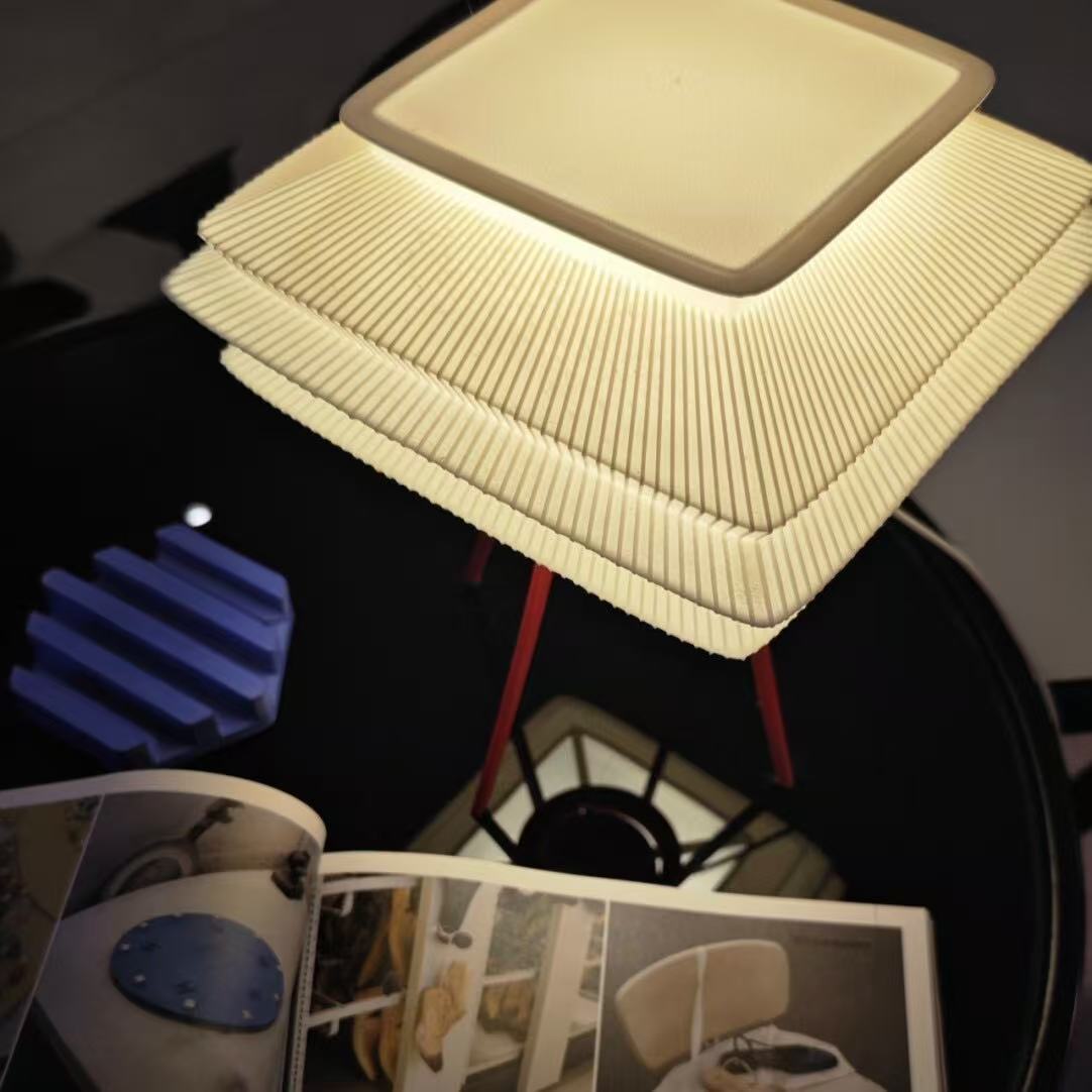 Modern Pleated Table Lamp – 3D Printed LED Desk Light with Red Tripod Base